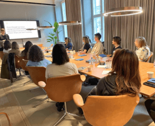 Mangfoldighed og bias i AI – etik, ansvarlig teknologi og beslutningskvalitet | Microphone